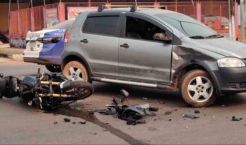 Colisão entre carro e moto deixa motociclista ferido em cruzamento com semáforo