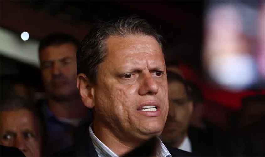 Tarcísio escolheu morrer abraçado com Bolsonaro