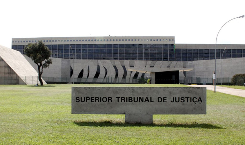 Ausência de prejuízo justifica absolvição de ex-prefeito acusado de dispensa indevida de licitação