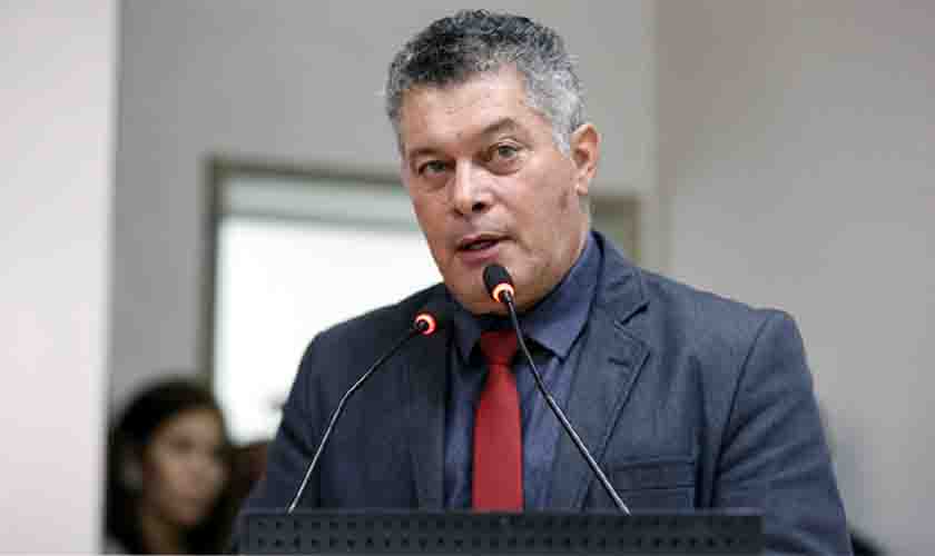 Presidente da Assembleia responderá a processo judicial se não deliberar sobre perda de mandato de Edson Martins, determina desembargador