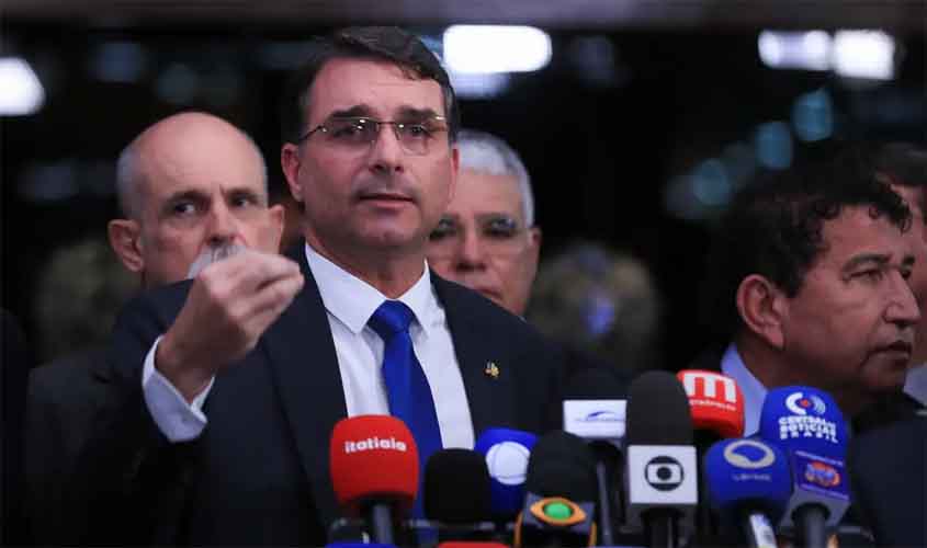 Senador Flávio ataca Moraes após voto para condenar Bolsonaro