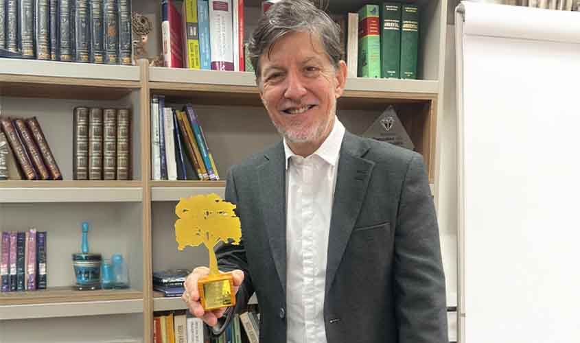 Desembargador Monico recebe troféu do Prêmio Jurisprudência Ambiental 2024