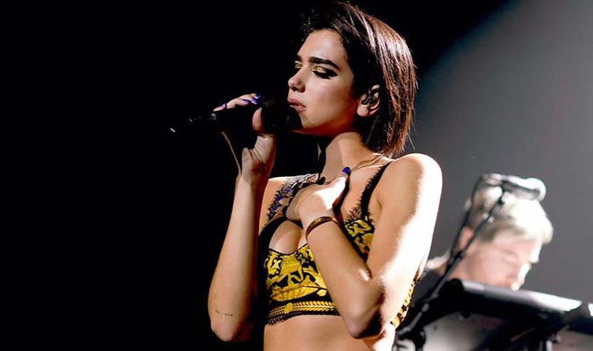 Dua Lipa expulsa modelo brasileira com camiseta pró-Bolsonaro de seu show