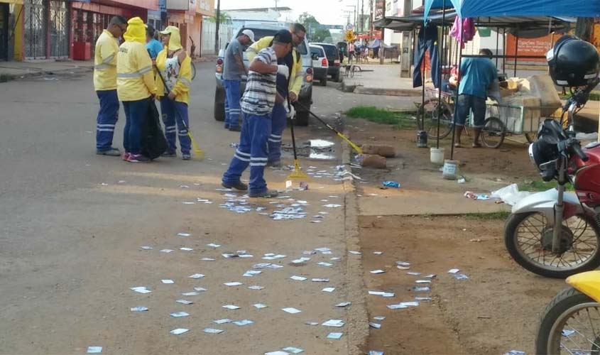 Garis recolhem santinhos de candidatos jogados na frente das escolas