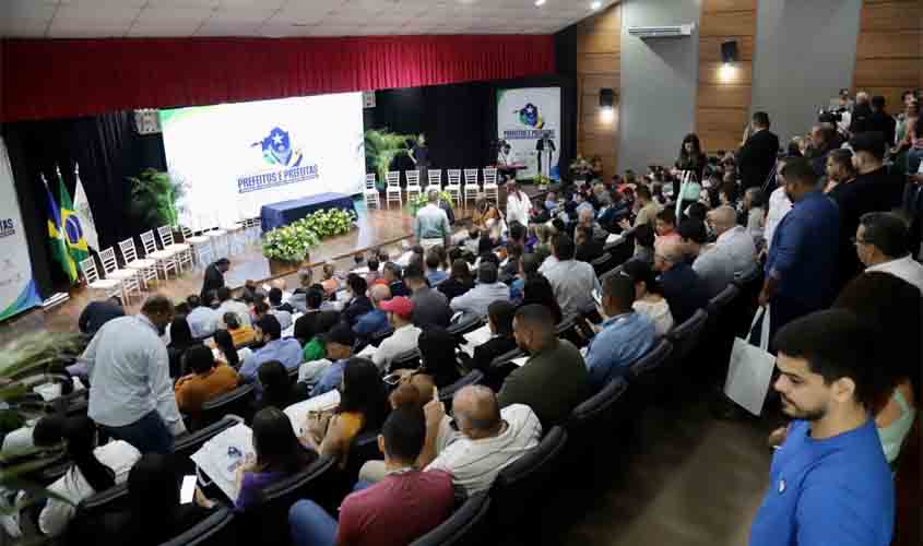 Primeiro dia de evento promovido pela AROM é marcado por solenidades e palestras importantes voltadas à administração pública