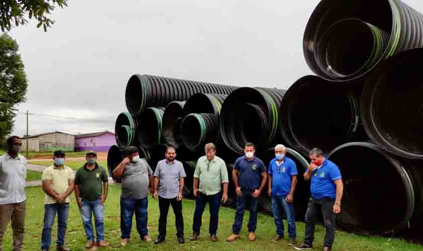 Deputado Laerte Gomes entrega tubos para substituição de pontes em linhas do Vale do Anari