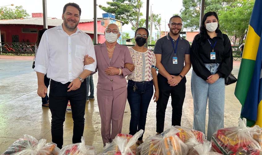 ﻿Presidente Alex Redano faz a entrega de cestas básicas na Associação São Tiago Maior