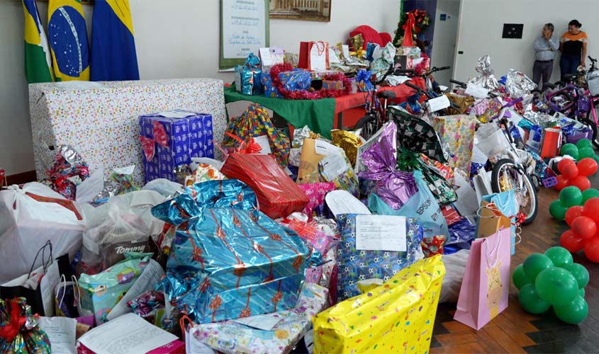 Presentes são entregues ao Papai Noel dos Correios