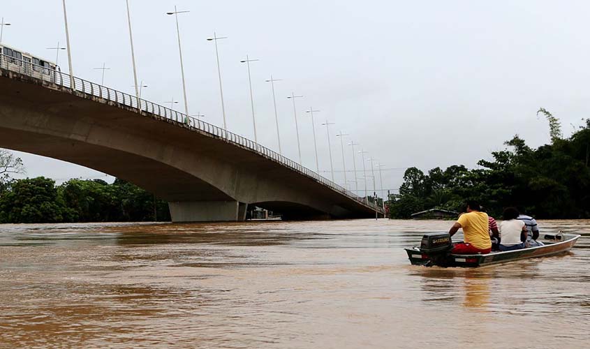 Capital acreana fica em alerta com transbordamento do Rio Acre