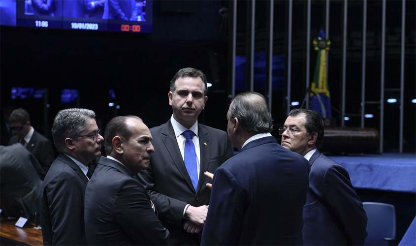 'O Brasil não vai ceder diante de golpismos', diz presidente do Senado