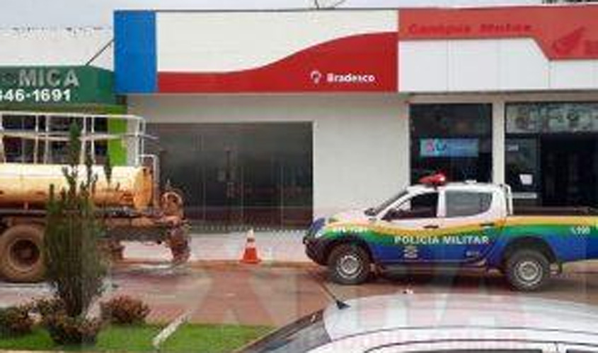 Bandidos tentam arrombar caixa eletrônico do Banco Bradesco 