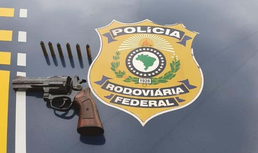 Em Porto Velho (RO), PRF prende homem com revólver e munições
