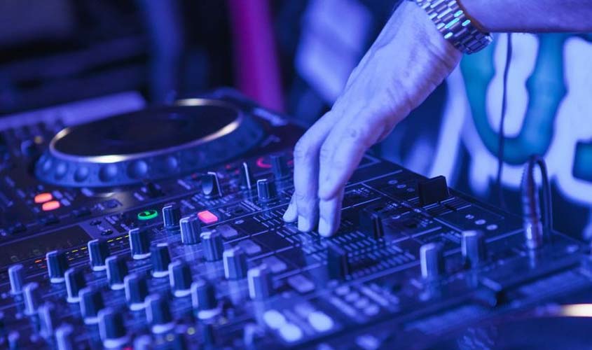 Juiz da comarca onde mora adolescente pode autorizá-lo a atuar como DJ em cidades diferentes
