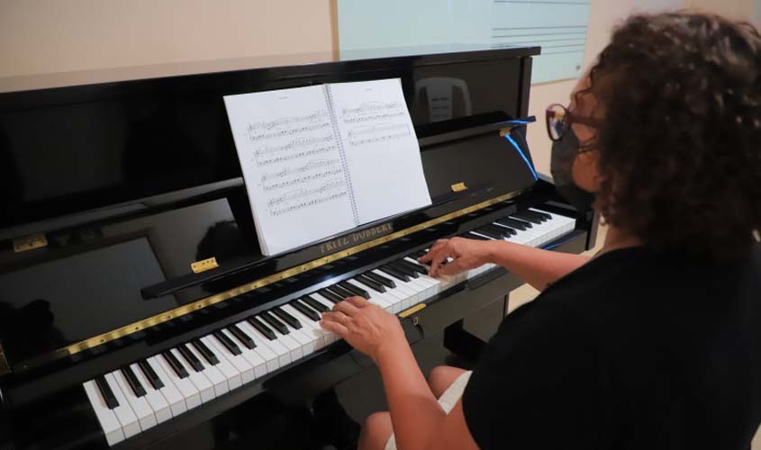 Centros Municipais de Arte e Cultura Escolar de Porto Velho ganham piano moderno e acústico