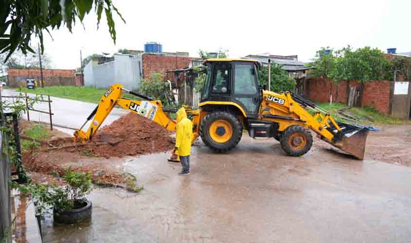 Em ação preventiva, Semob interdita rua Antônio Violão para abertura de canal