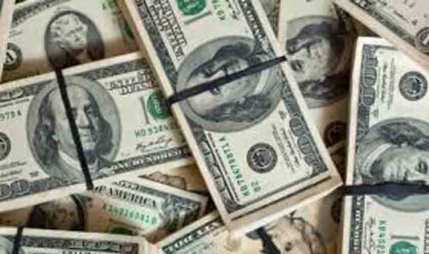 Dólar fecha última sessão em alta, após anúncio de Trump sobre tarifas