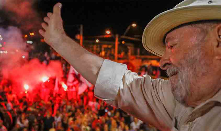 Lula volta à cena política em ritmo de forró