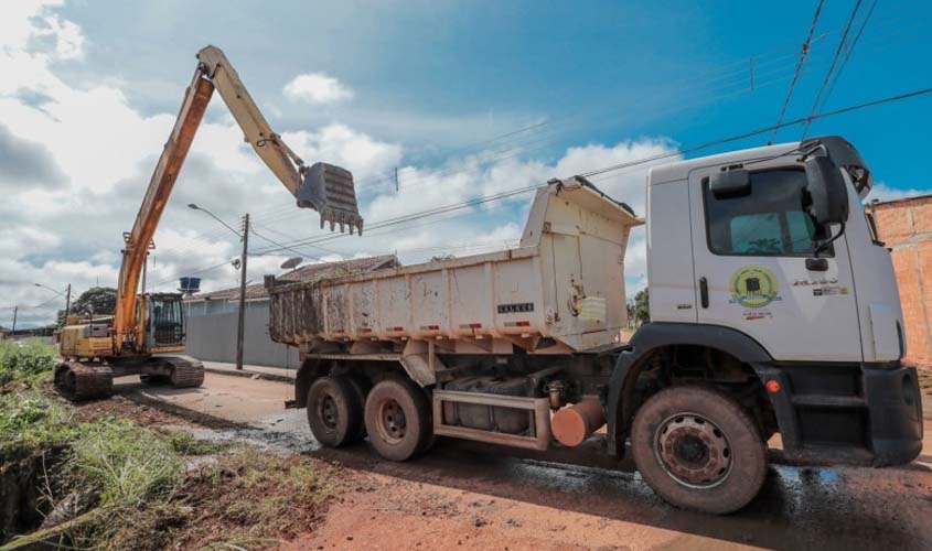 Serviços de limpeza são executados nos principais canais de Porto Velho