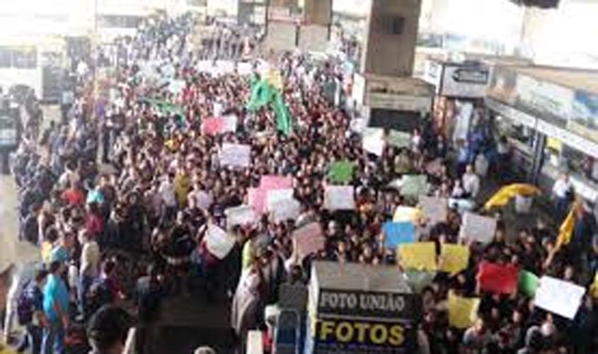 Estudantes e servidores da Universidade de Brasília protestam por recursos