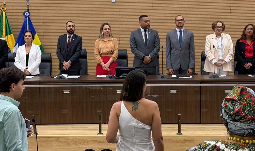 Cláudia de Jesus homenageia lideranças por direitos e igualdade