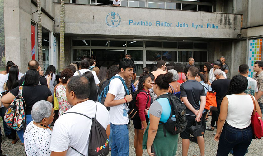 Grau de educação dos pais reduz evasão escolar das filhas por gravidez