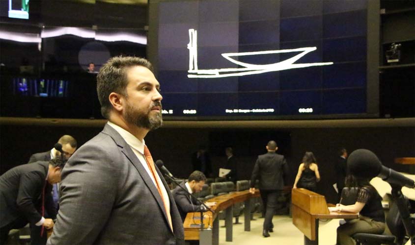 Léo Moraes propõe a isenção da  taxa de licenciamento de veículos