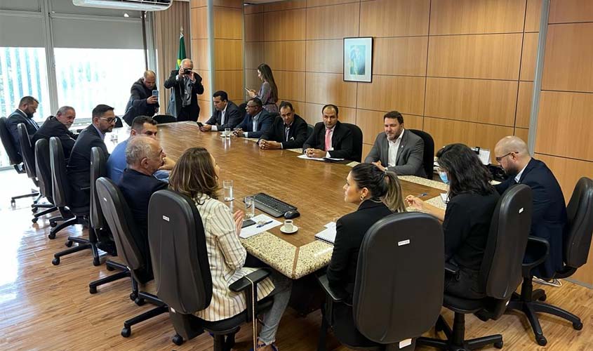 Presidente Alex Redano discute em Brasília a regularização fundiária de Rio Pardo