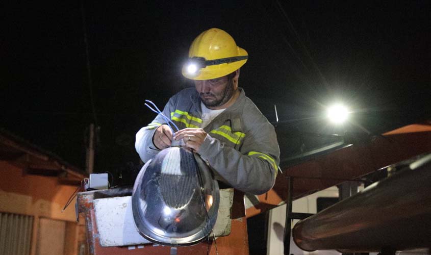 Bairro Castanheira recebe manutenção na iluminação pública