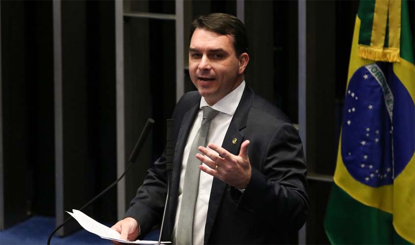 TSE multa Flávio Bolsonaro em R$ 5 mil por fake news contra Lula