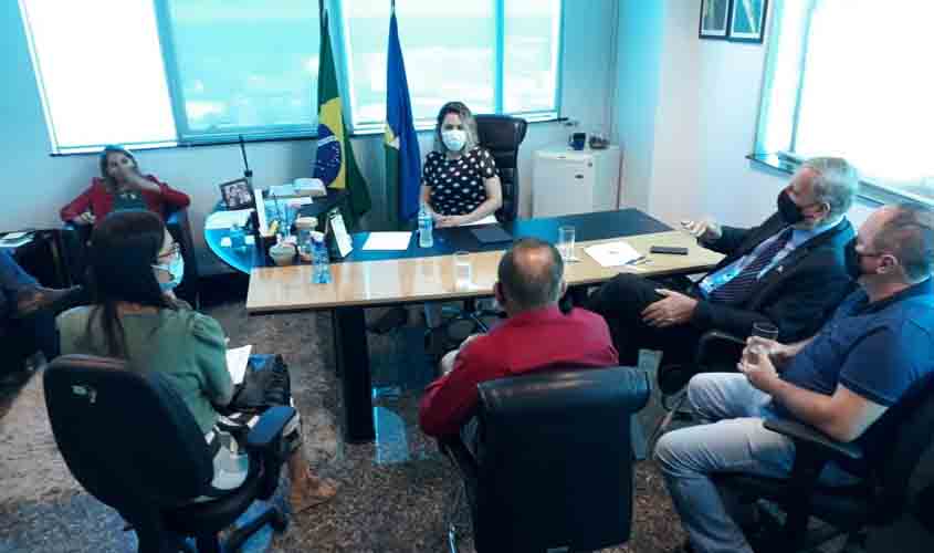 Adelino Follador acompanha prefeitos do Vale do Jamari na Casa Civil do Governo do Estado
