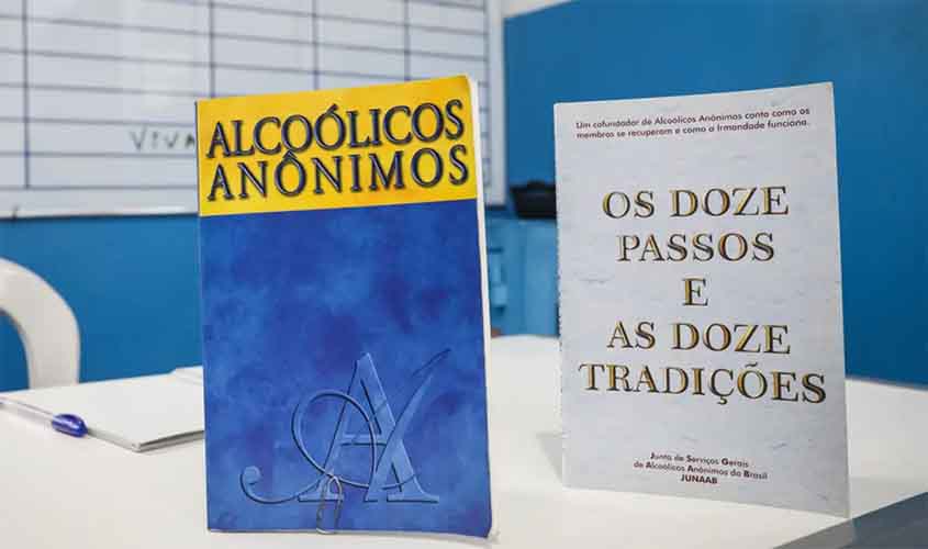 Aos 90 anos, Alcoólicos Anônimos têm maior participação feminina