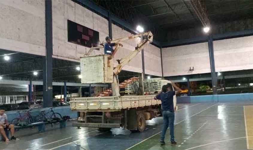 Equipe da Semosp realiza troca de lâmpadas no Ginásio Gerivaldão
