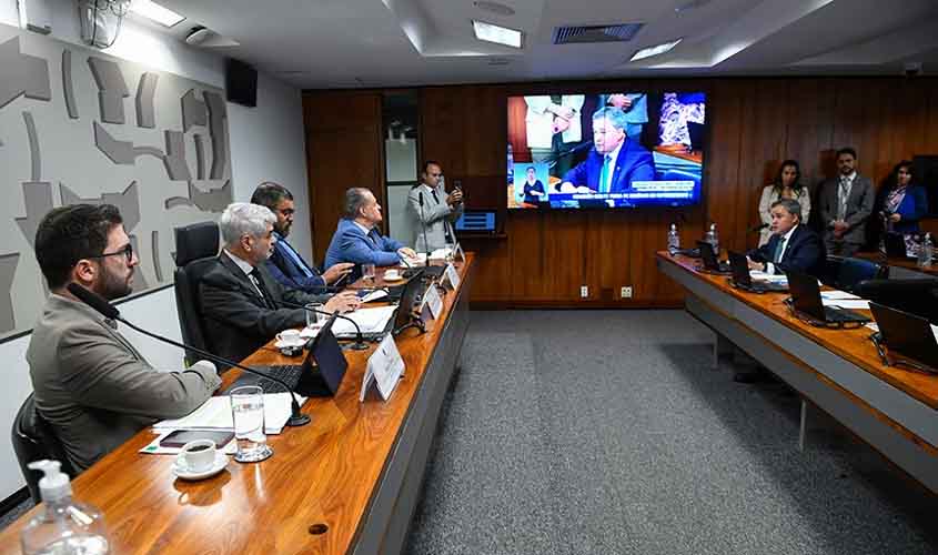 Venda de medicamentos sem receita em supermercados divide opiniões em audiência 