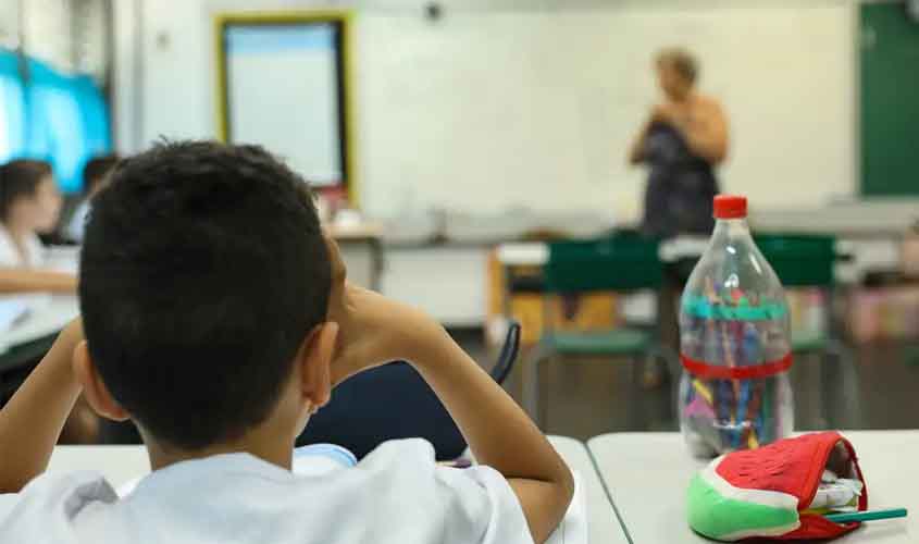 Uso excessivo de IA preocupa educadores e cientistas pelo impacto na aprendizagem