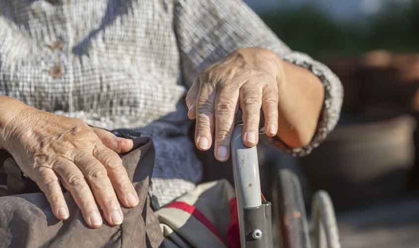 Entra em vigor lei que aumenta as penas para abandono de idoso ou pessoa com deficiência  