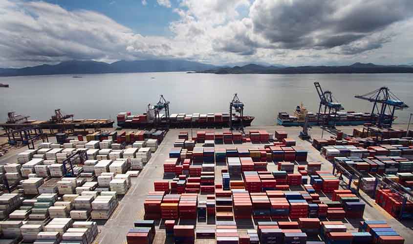 Senadores reagem à decisão de Trump de taxar em 50% produtos brasileiros  