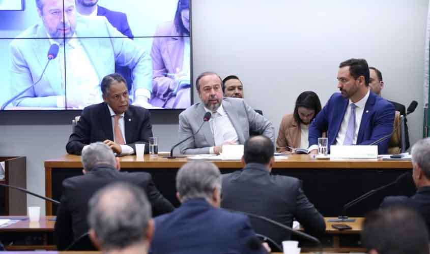 Ministro anuncia medida provisória para limitar encargo na conta de luz 