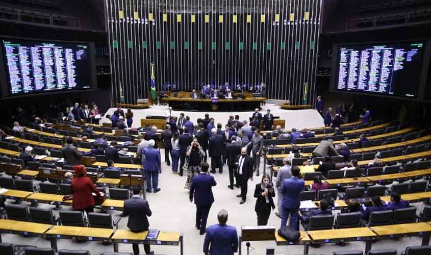 Deputados criticam anúncio dos EUA de tarifa de 50% para as exportações brasileiras