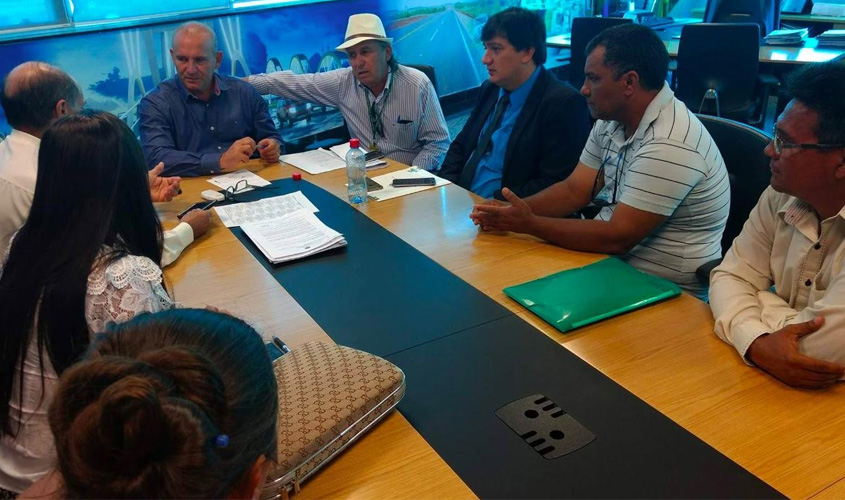 Cleiton Roque acompanha representantes de Chupinguaia no DER e cobra construção de ponte