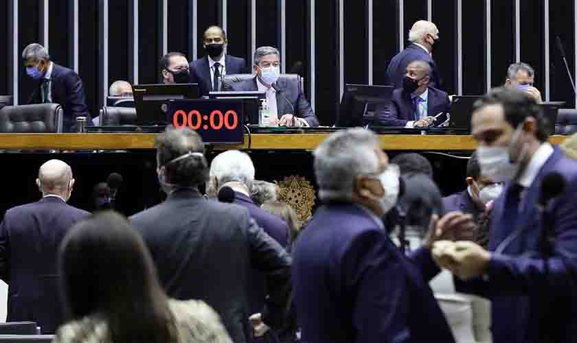 Plenário da Câmara inicia sessão para votar PEC do voto impresso