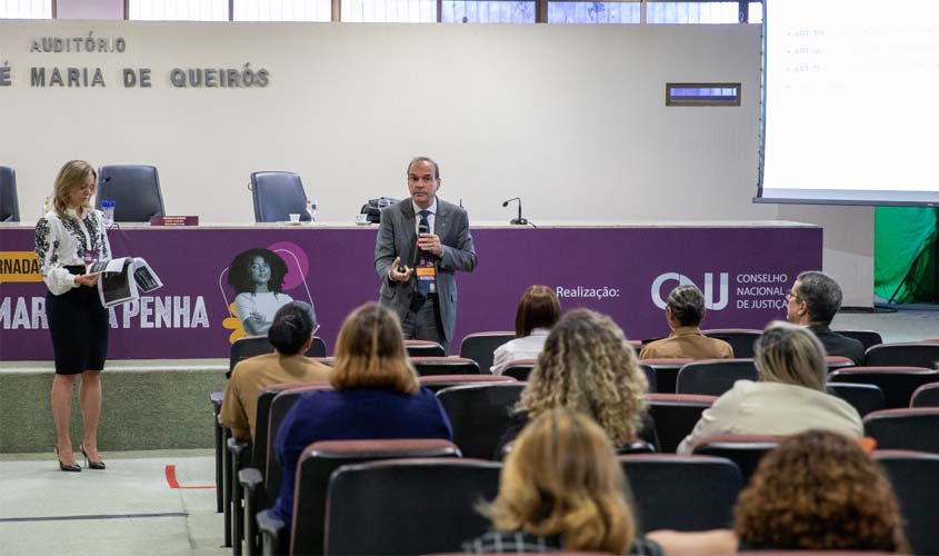 Álvaro Kalix Ferro coordena oficina sobre importância de grupos reflexivos para o combate à violência doméstica