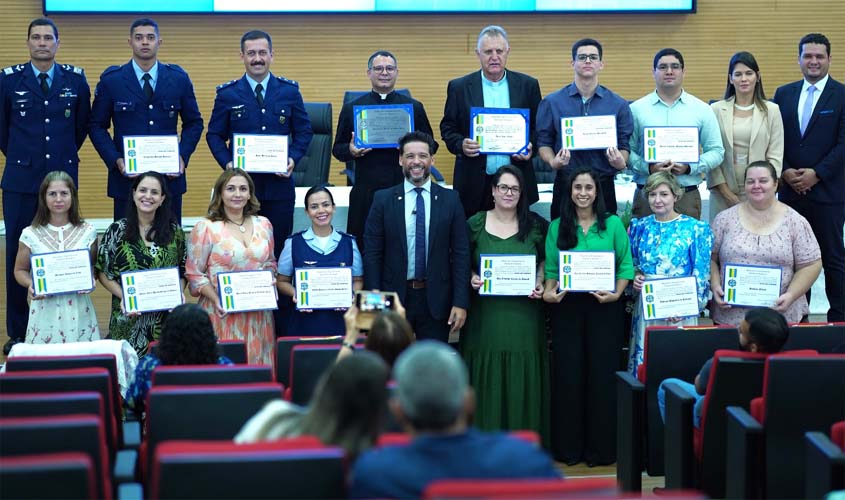 Padres e servos da igreja católica são homenageados na Assembleia Legislativa