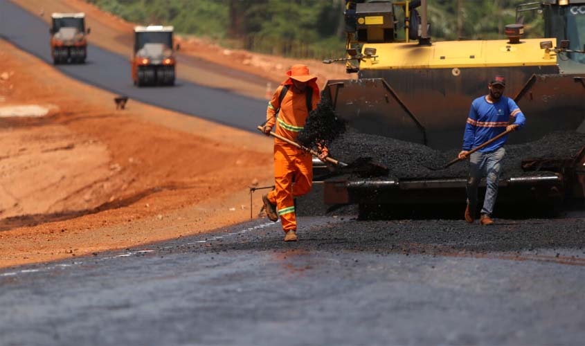 Obra de pavimentação asfáltica da TransRondônia atinge mais de 50% de conclusão