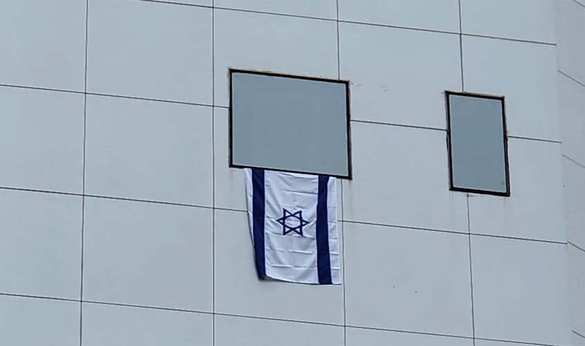 Delegado Camargo hasteia bandeira de Israel na janela de seu gabinete em apoio ao povo israelense