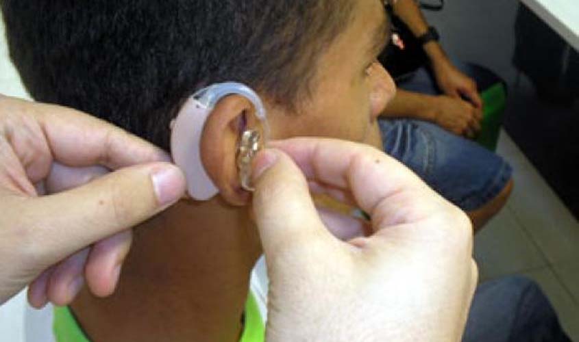 Jovens estão perdendo audição por causa de fones de ouvido, alerta conselho