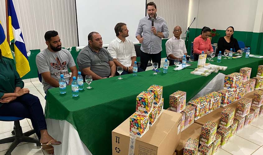 Presidente Alex Redano participa da entrega de material didático para alunos de Buritis