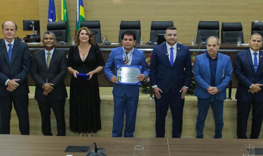 Deputado Ribeiro entrega título de cidadão honorário e medalha do mérito ao advogado Hélio Vieira