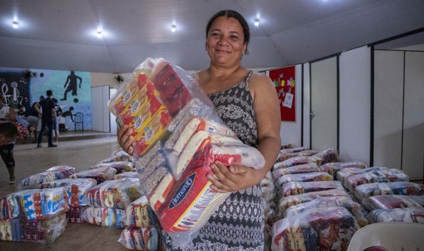 Prefeitura de Porto Velho entrega cestas básicas para famílias de catadores da Vila Princesa