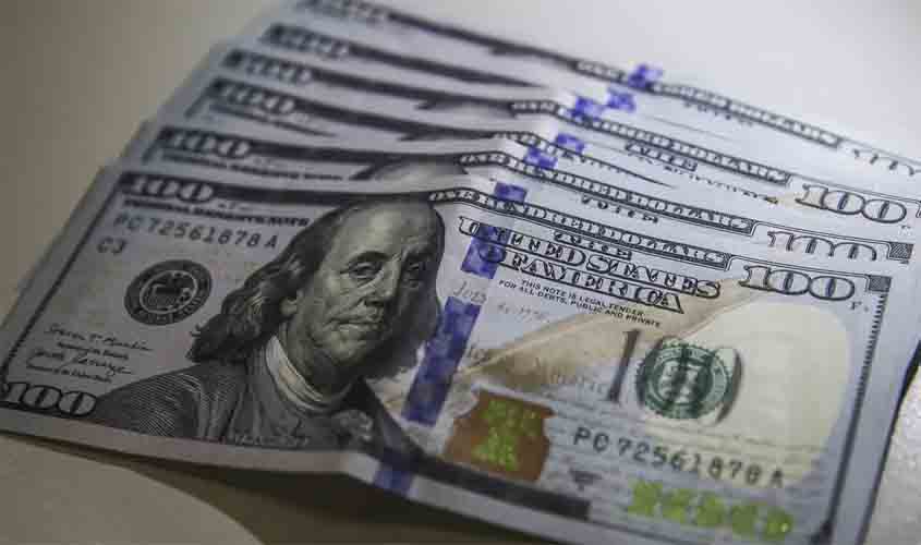 Dólar cai para R$ 6,04 em expectativa com reunião do Copom