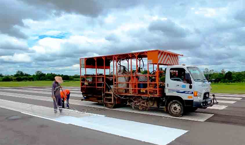 Governo de RO revitaliza sinalização na pista de pouso e decolagem do aeroporto